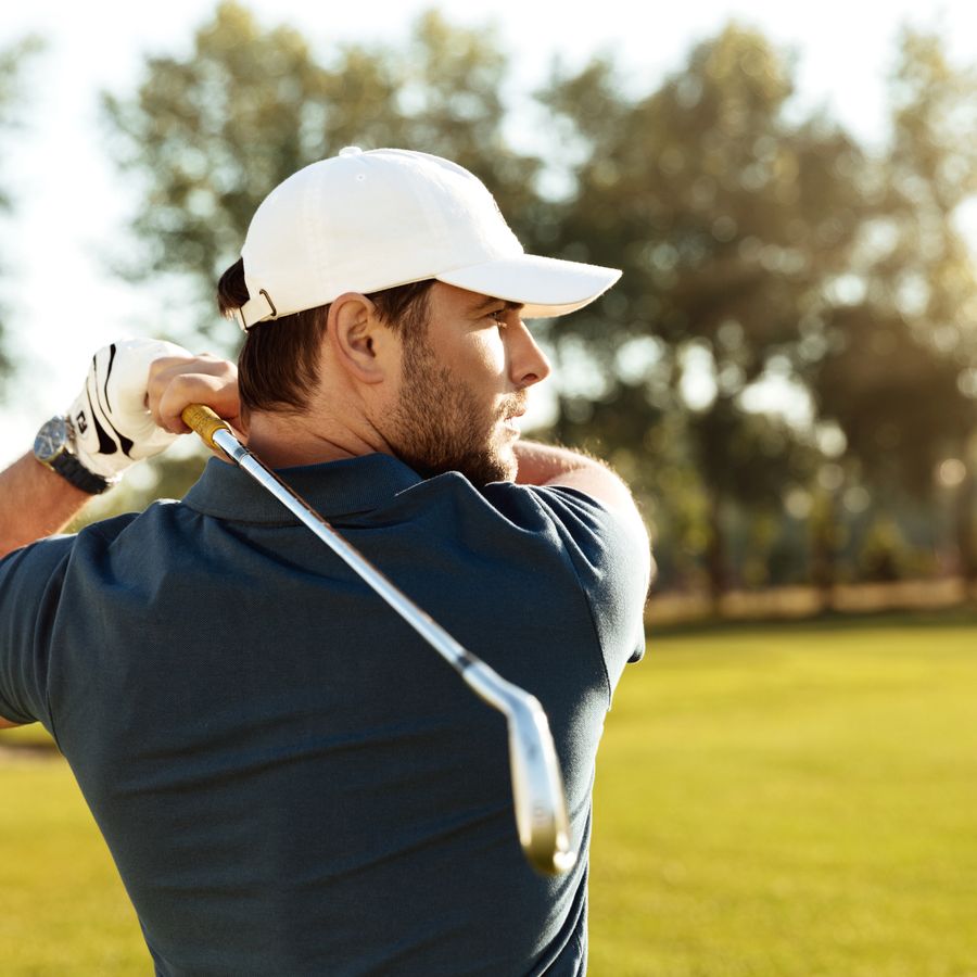 Golfer beim Abschlag